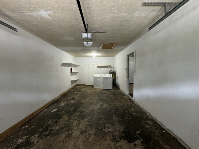 Building Photo - 3BR/2.5BA Off Lake Braford