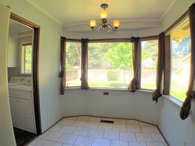 Building Photo - 226 W 6th Ave