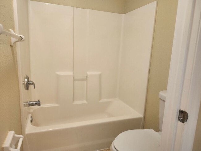 Building Photo - 3 bedroom 2 bath 1 car garage duplex