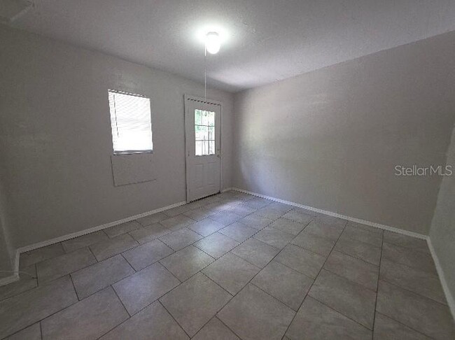 Building Photo - 843 Grove Ave