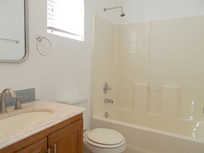 Building Photo - Come live the Las Vegas dream!