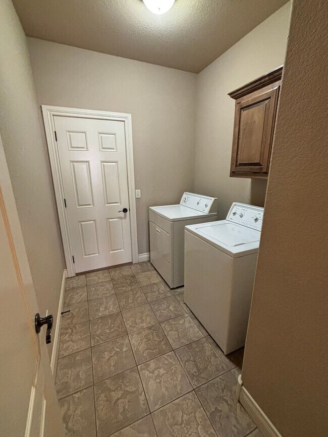 Building Photo - Beautiful 3 Bedroom, 2 Bathroom Home in Persimmon Place!