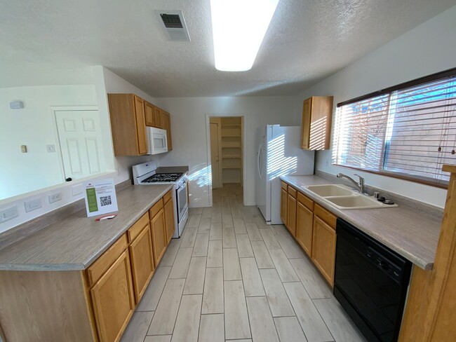 Building Photo - 3 Bedroom Home Available Near Tramway Blvd...