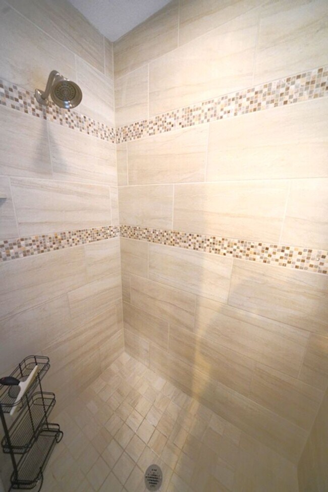 Building Photo - Executive Style Rental Now Available in Bo...