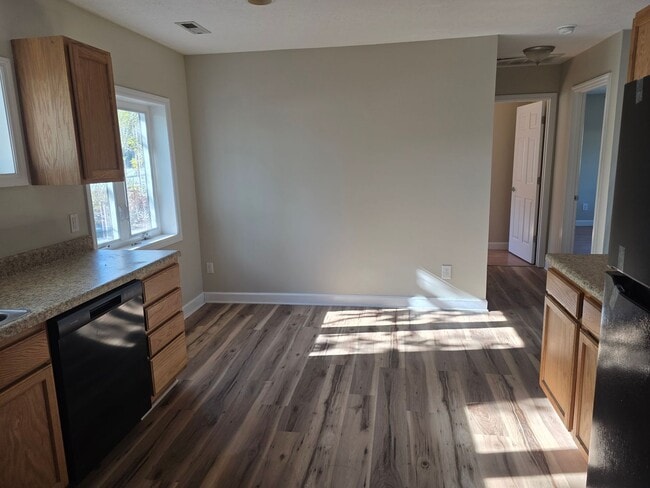 Building Photo - Very nice cute little house. 2 bedroom, 1 bath