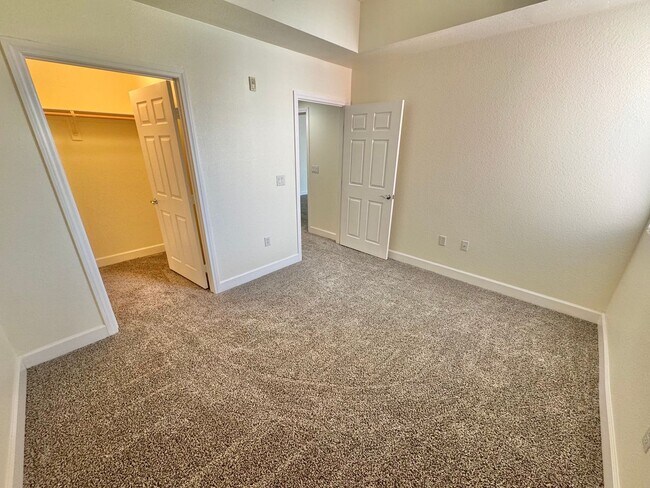 Building Photo - Guard-Gated spacious 2-Bedroom Condo Near the Las Vegas Strip