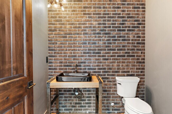 Building Photo - 116 S Carbon Rivet Ave