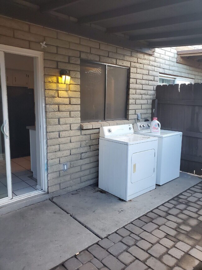 Building Photo - 2 Bed / 2 Bath – Updated – Pets Welcome – North Phoenix