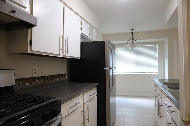 Building Photo - 7807 Bixler Dr