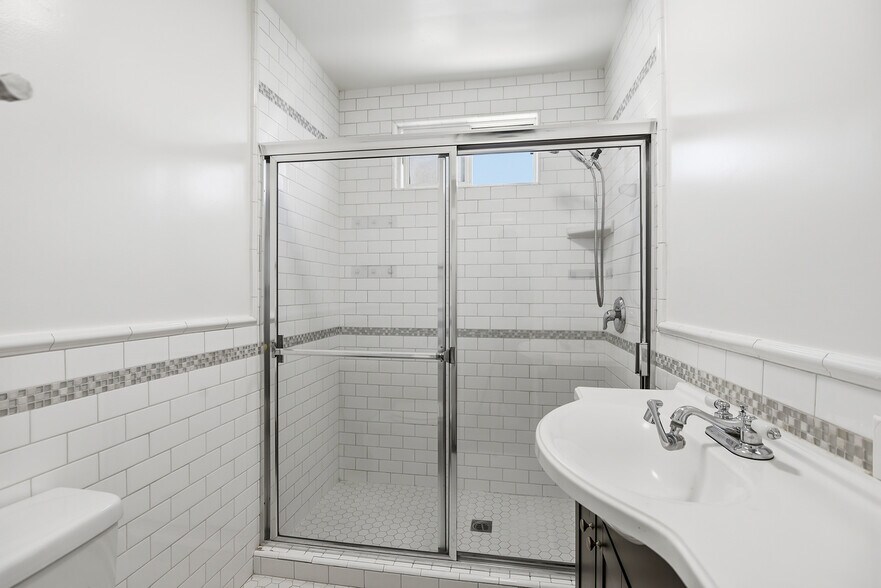 Building Photo - 722 1/2 N Edinburgh Ave