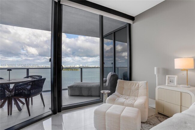 Building Photo - 700 NE 24th St