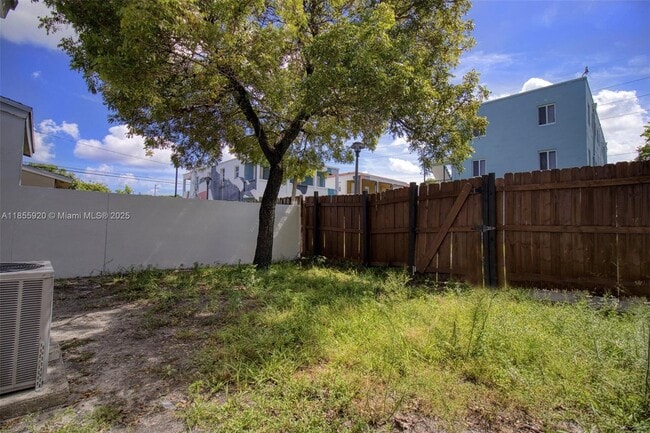 Building Photo - 1806 NW 1st Ave