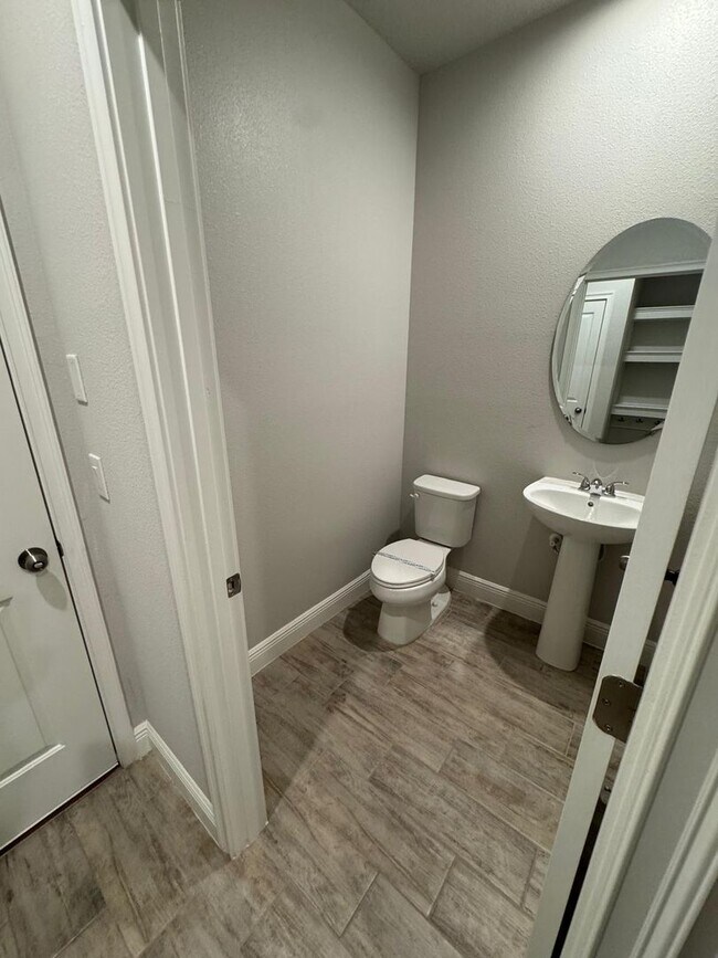 Building Photo - Beautifully maintained 3-bedroom, 2.5-bath townhome