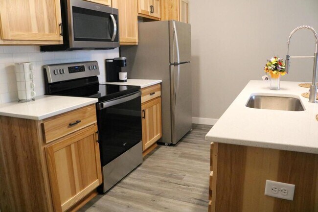 Building Photo - 6 Reserve Ct