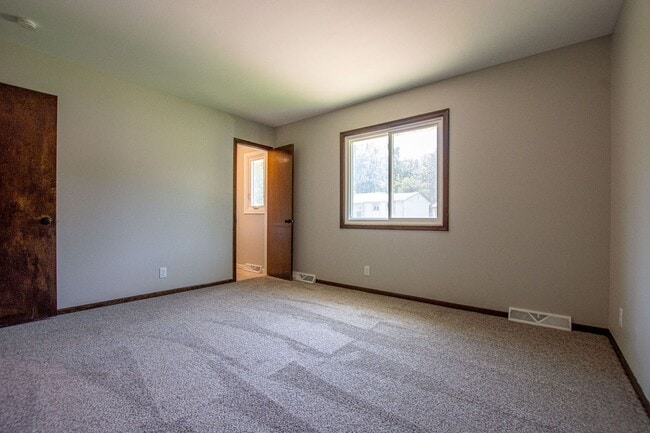 Building Photo - 3 Bedroom / 1.5 Bath with Fenced Backyard and Washer/Dryer in Walnut Grove in Millard!