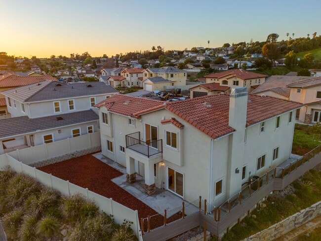 Building Photo - 5 Bedroom house with view