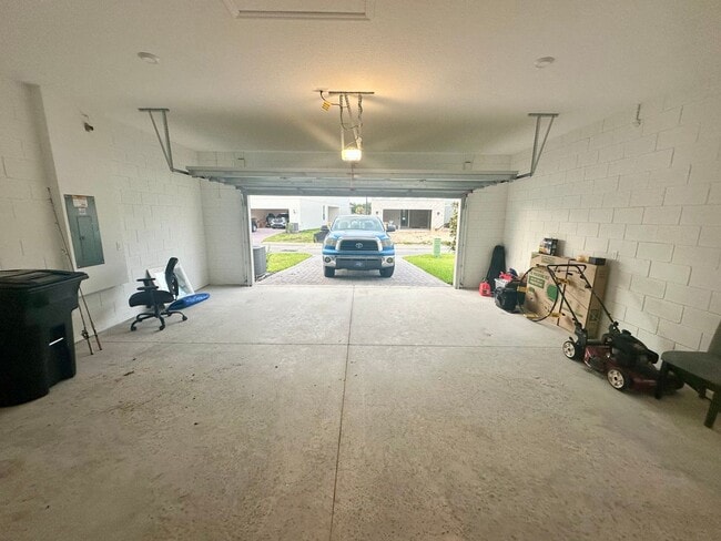 Building Photo - Looking for clean and responsible roommate
