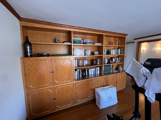 Building Photo - Move In June 1st 2026! 2 Bedroom 2 bath - Pet's OK - Wilmette