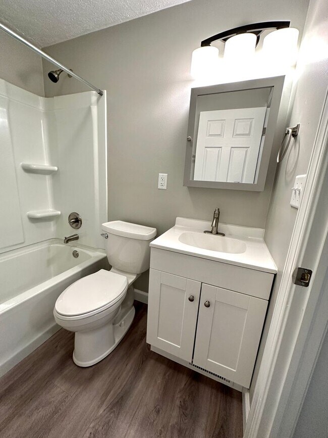 Building Photo - 401 Orangewood Dr