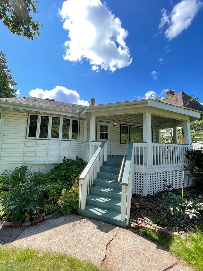 Primary Photo - AVAILABLE AUGUST 18TH - Gorgeous 3 Bed 2 b...