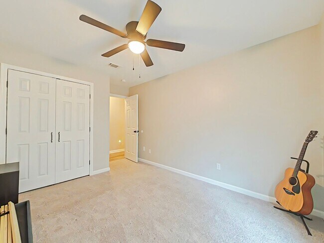 Building Photo - 4 Bedroom Brick Ranch in Woodlake!