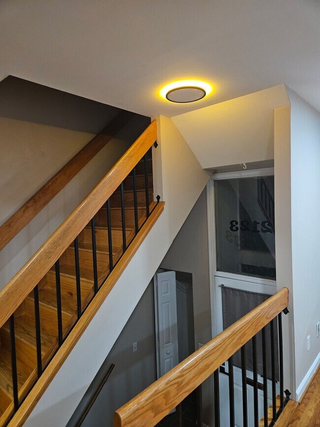 Building Photo - Wonderfully Remodeled Tri Level 3BR/2BTH Soulard Townhouse