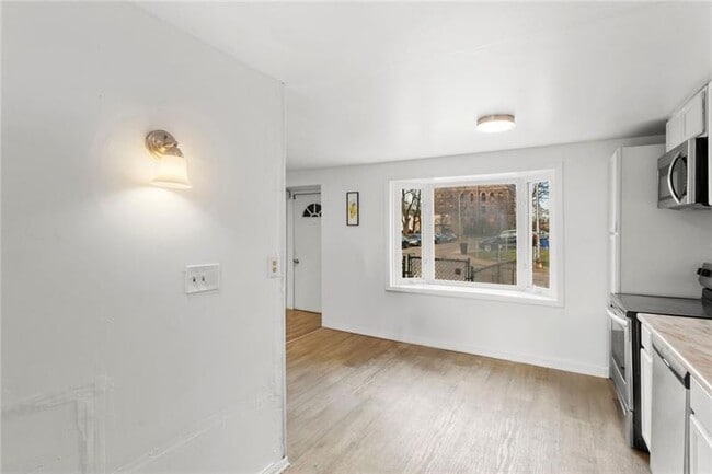 Building Photo - 310 Enright Ct