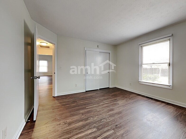 Building Photo - 6872 Sun Ridge Dr