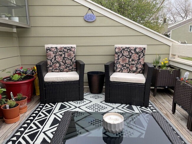 Building Photo - Large Two bedroom, Two Bath Furnished, all Inclusive mid term rental.