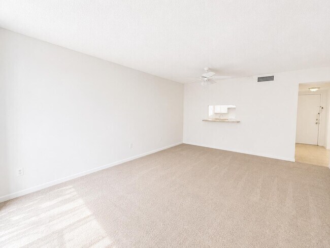 Building Photo - 711 N Pine Island Rd