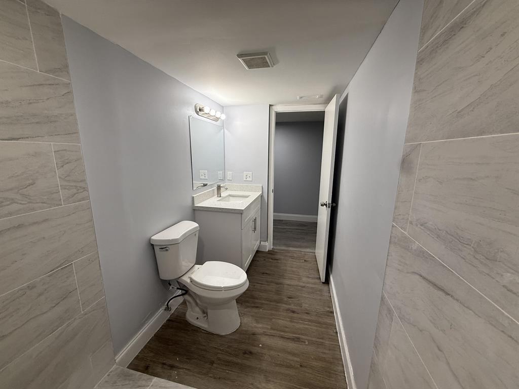 Building Photo - 7355 Woodmont Ter