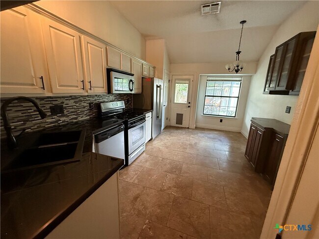 Building Photo - 702 Spring Hollow Dr