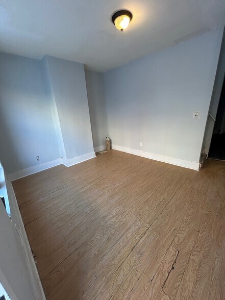 Building Photo - 2728 W Oakdale St