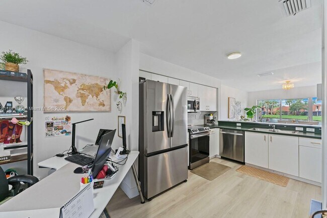 Building Photo - 11045 SW 16th Manor