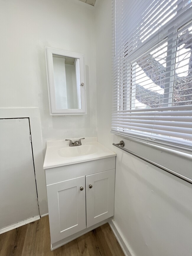 Building Photo - 621 E 24th St