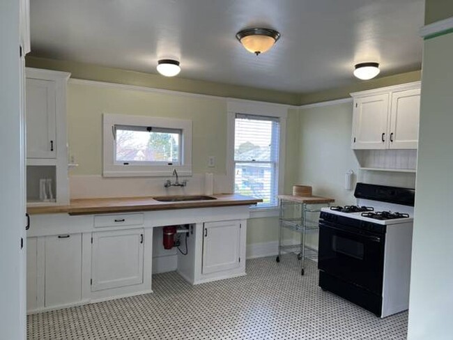 Building Photo - 2-3 Bedroom Apartment in Historic House