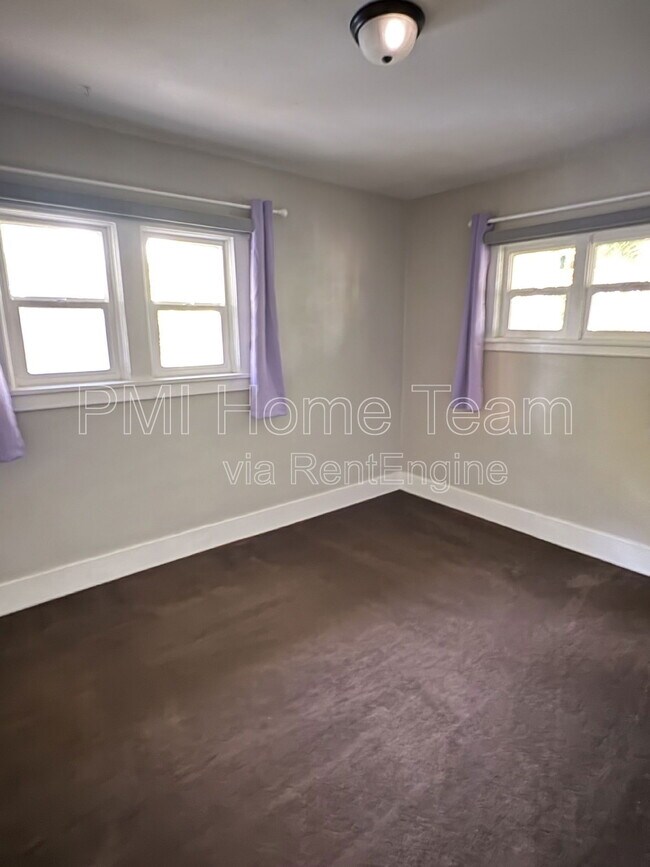 Building Photo - 526 6th St