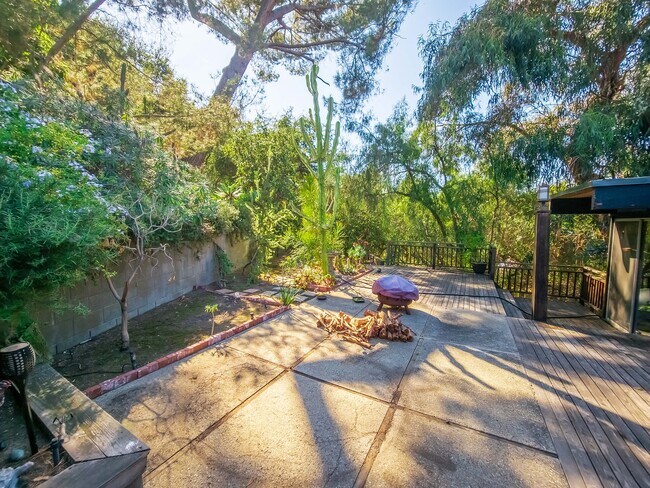 Building Photo - 1404 Oak Grove Dr