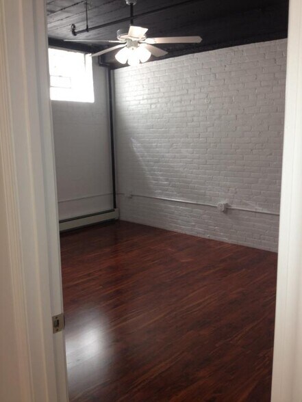 Building Photo - 121 Park Dr