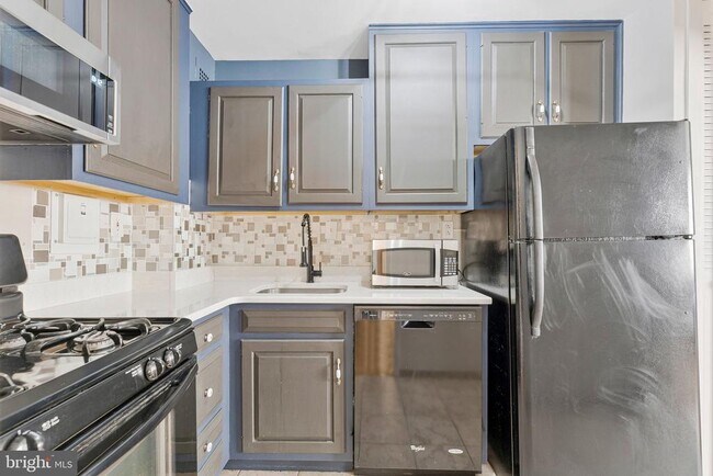 Building Photo - 522 21st St NW
