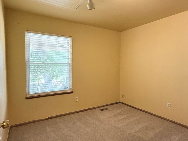 Building Photo - Spacious Home in the Heart of Aurora with ...