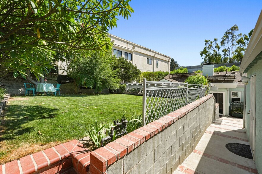 Building Photo - 11861 Laurelwood Dr