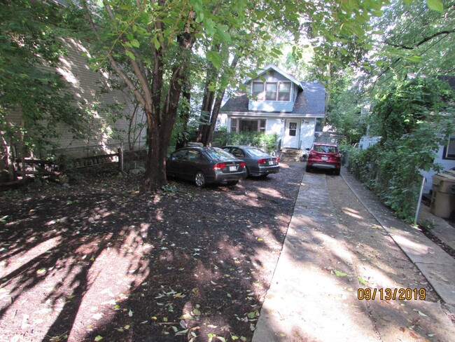 Building Photo - Secluded House on Near East Side