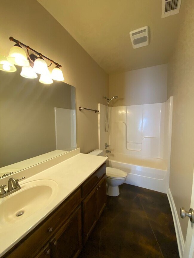 Building Photo - Charming 2BR/2BA Home in Shenandoah Ridge with Garage & Cozy Fireplace