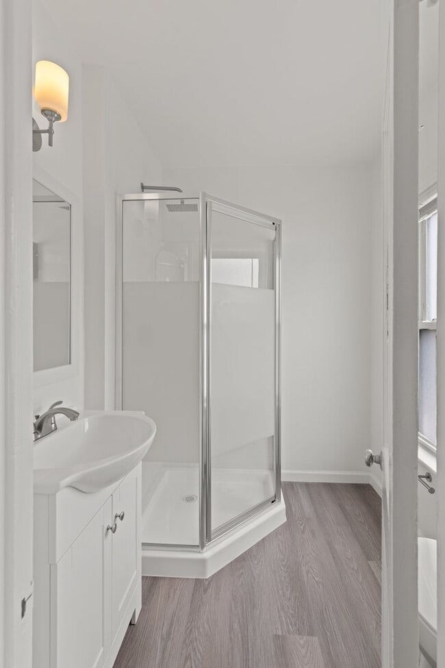 Building Photo - Spacious 1 Bedroom Apartment with Den - In Unit Laundry!