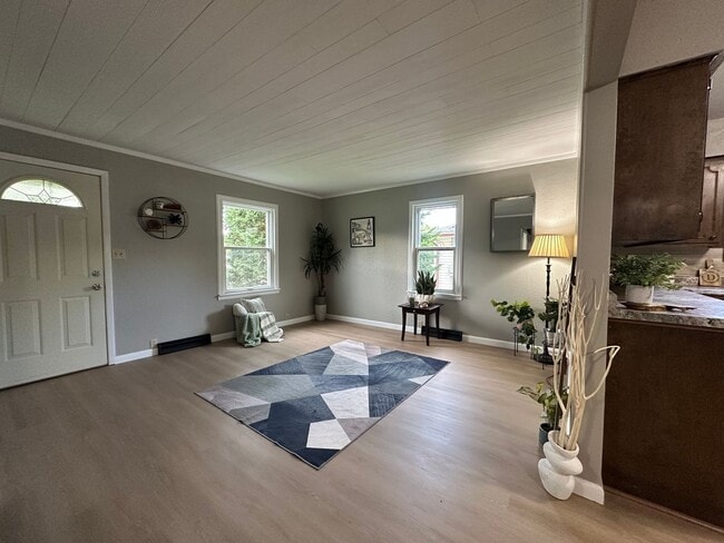 Building Photo - Renovated 2 bed, 1 bath home for rent in W...