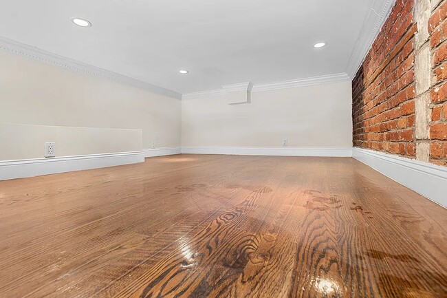 Building Photo - 316 W 14th St