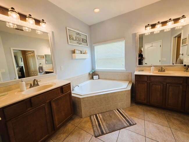 Building Photo - Large Home On Cul-De-Sac!