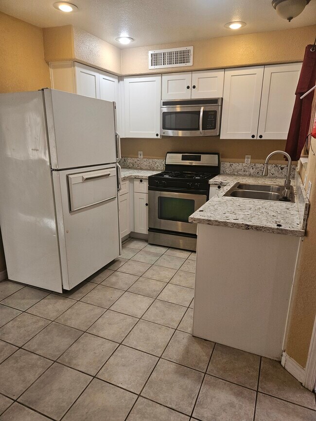 Building Photo - 6102 Hillside Bloom Ct