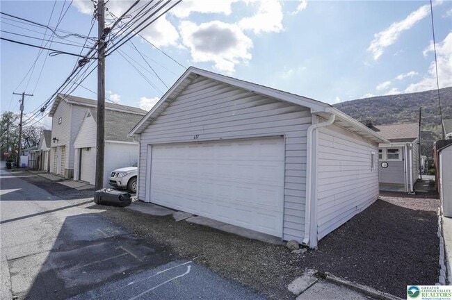 Building Photo - 637 Lehigh Ave